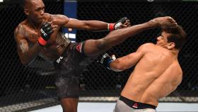 Israel Adesanya golpea a Paulo Costa