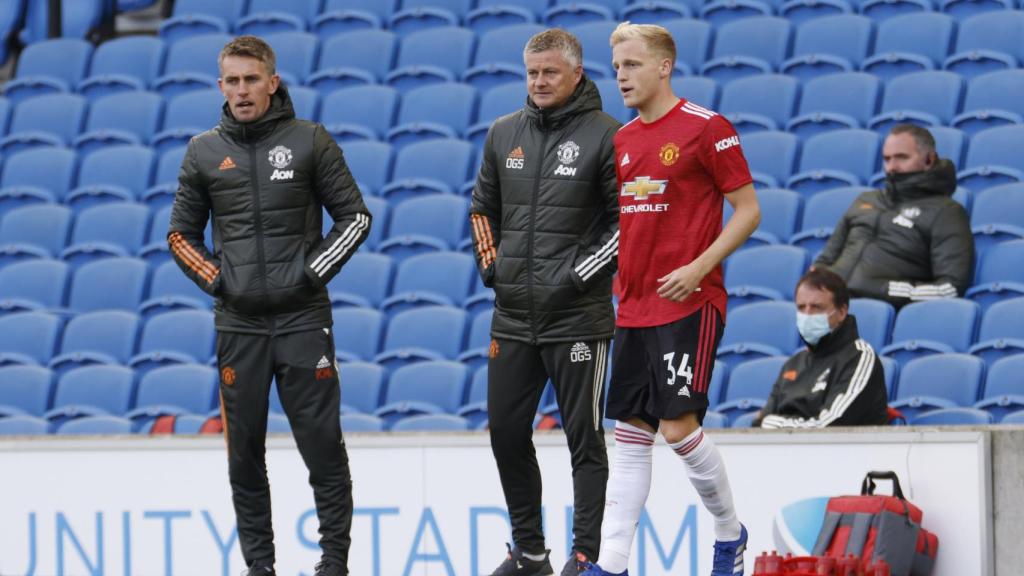 Van de Beek antes de entrar al terreno de juego con el Manchester United