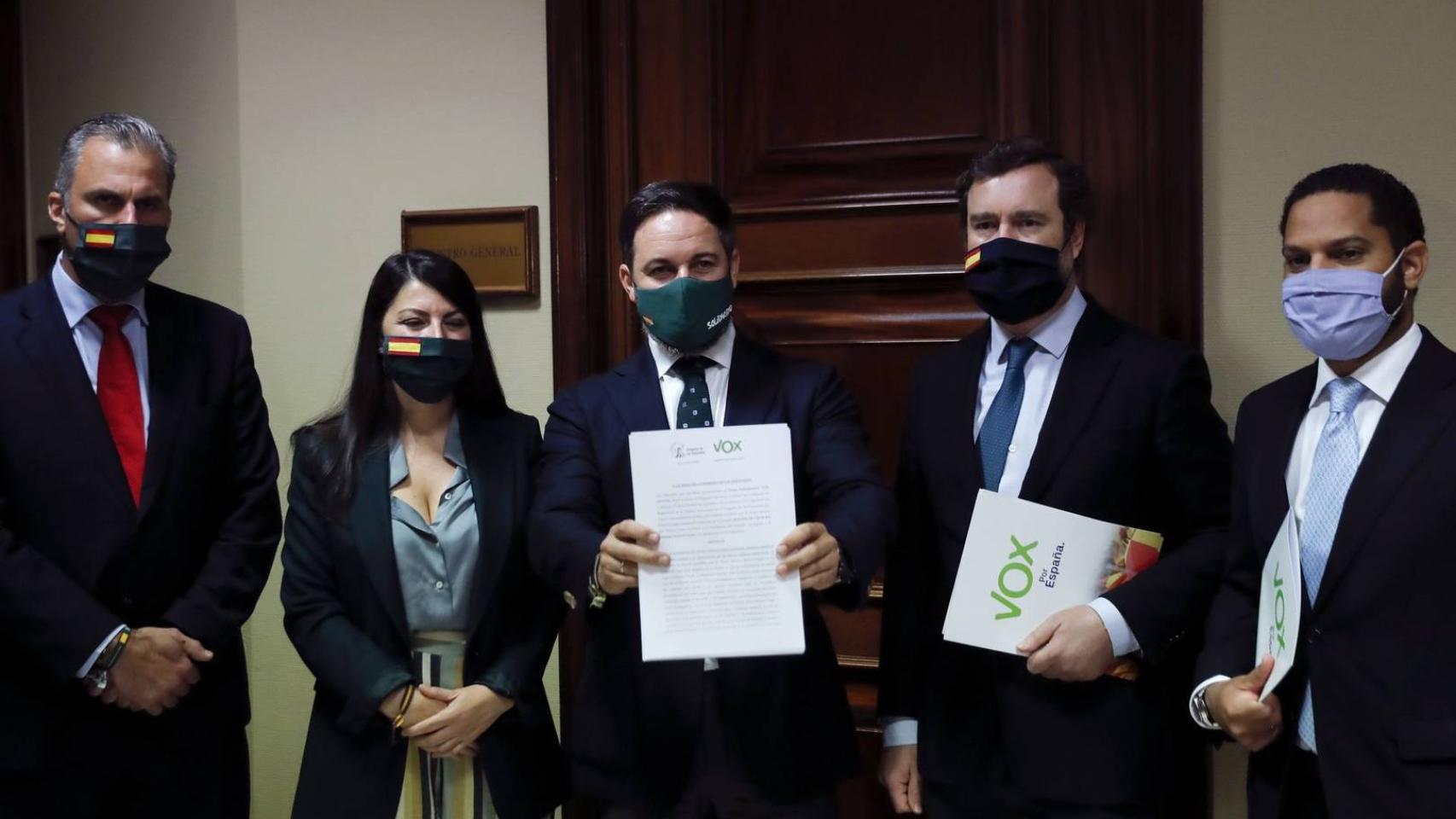 Ortega Smith, Macarena Olona, Santiago Abascal, Espinosa de los Monteros e Ignacio Garriga, tras registrar la moción. a