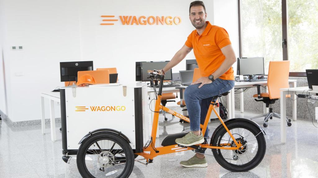 Miguel Ángel del Pino, CEO y fundador de WagonGO, con su triciclo eléctrico.