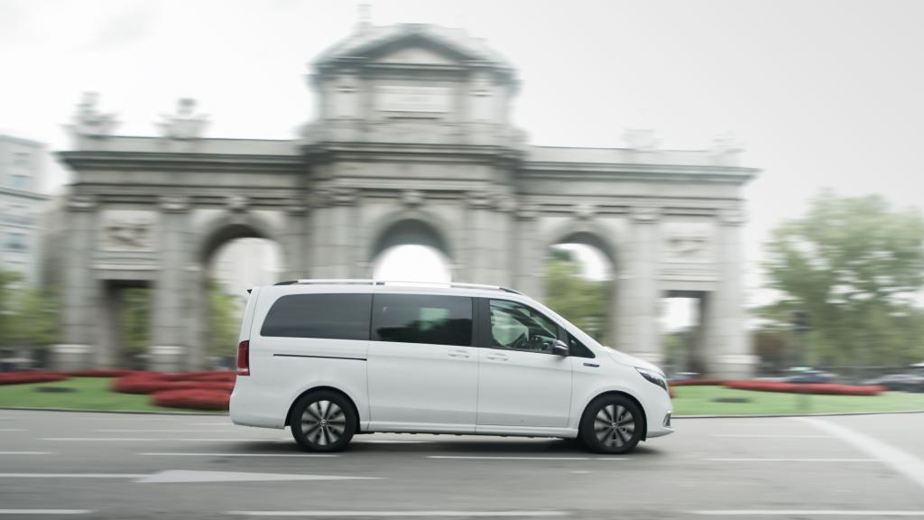 Es un vehículo para el transporte de pasajeros ideal para las ciudades grandes.