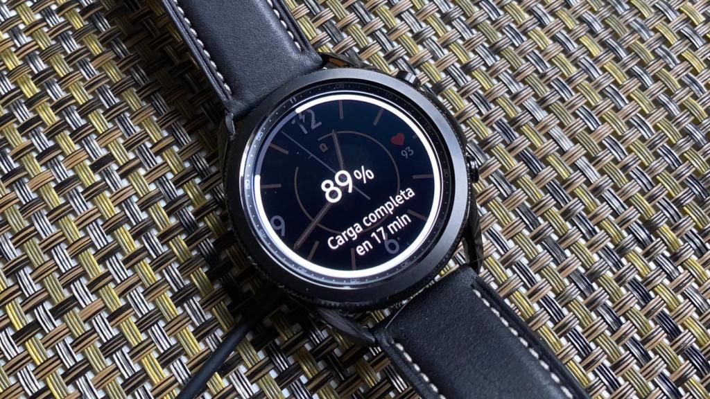 Con el Samsung Galaxy Watch 3 se incluye un cargador inalámbrico