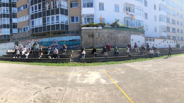 Alumnos dando clase en el patio en el IES Ramón Menéndez Pidal