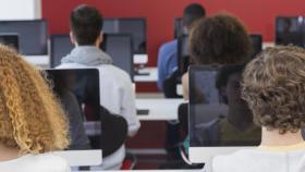 Los alumnos utilizan el ordenador durante una clase.