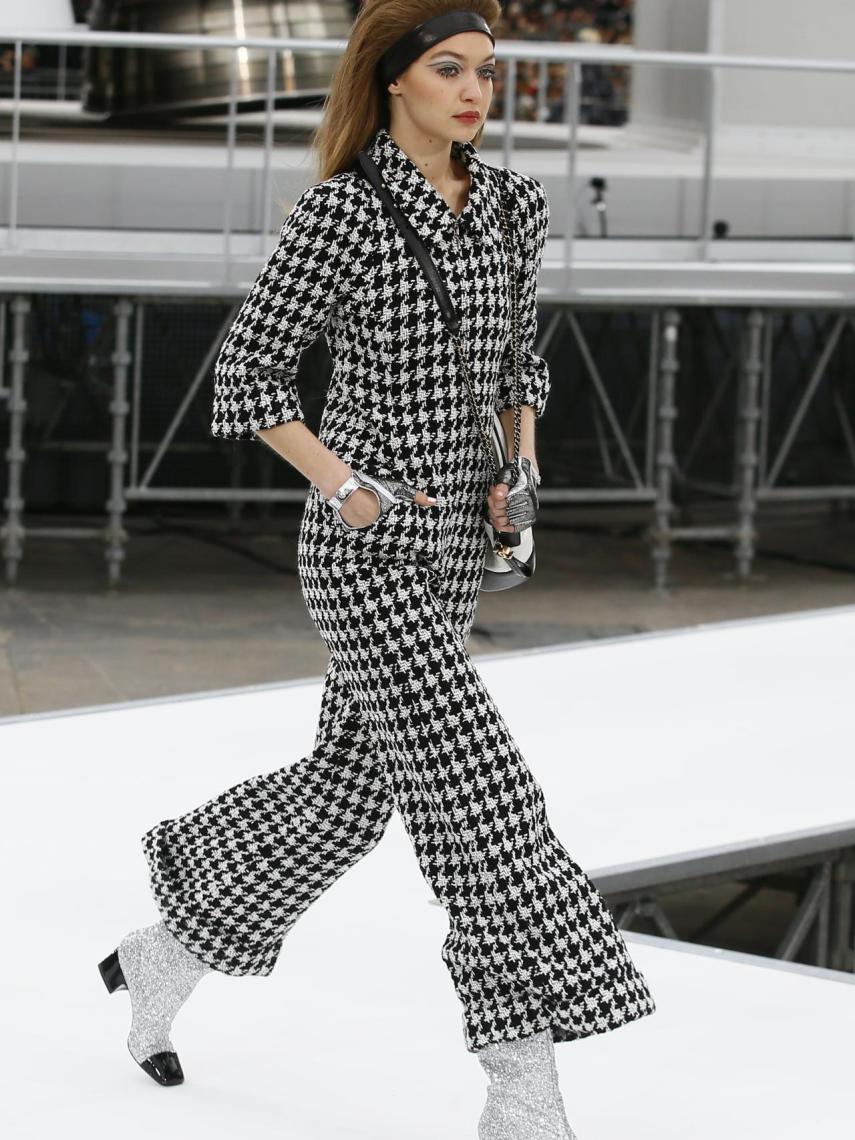 La modelo Gigi Hadid con una de las creaciones de la firma Chanel.