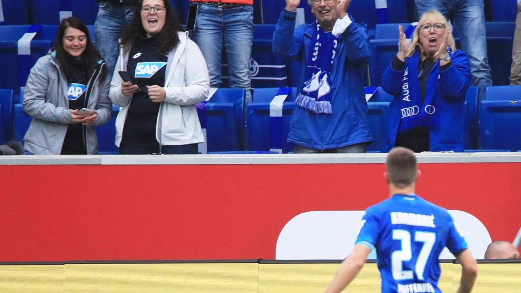 Andrej Kramaric celebra un gol con la afición en el Hoffenheim - Bayern de Munich de la Bundesliga