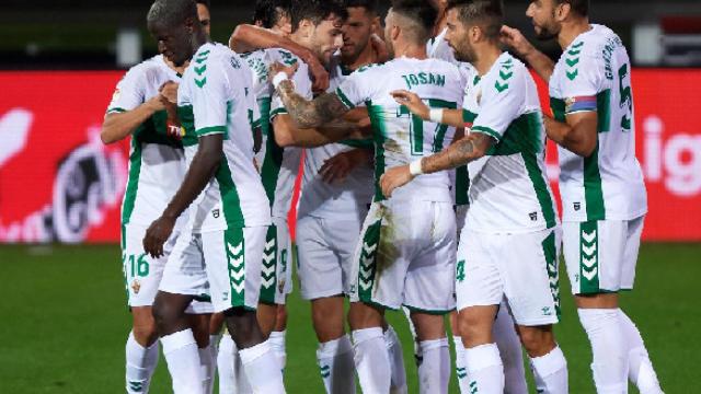 Los jugadores del Elche celebran un gol