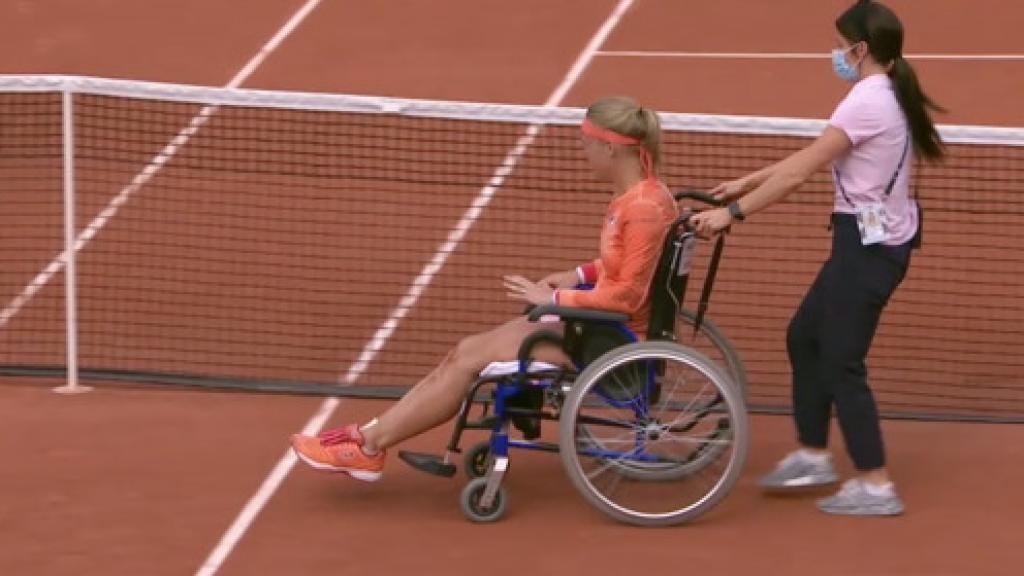 Kiki Bertens acaba el partido de Roland Garros en silla de ruedas
