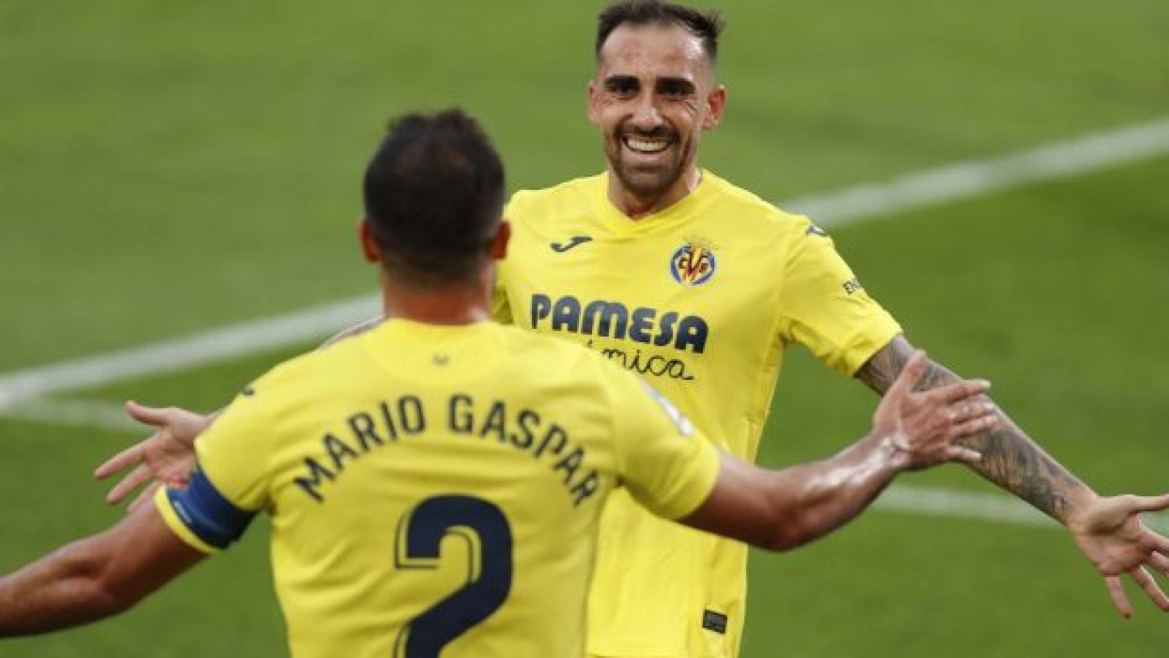 Paco Alcácer y Mario Gaspar celebran el gol del Villarreal en La Liga