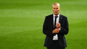 Zinedine Zidane, en la banda del Alfredo Di Stéfano durante el partido frente al Real Valladolid