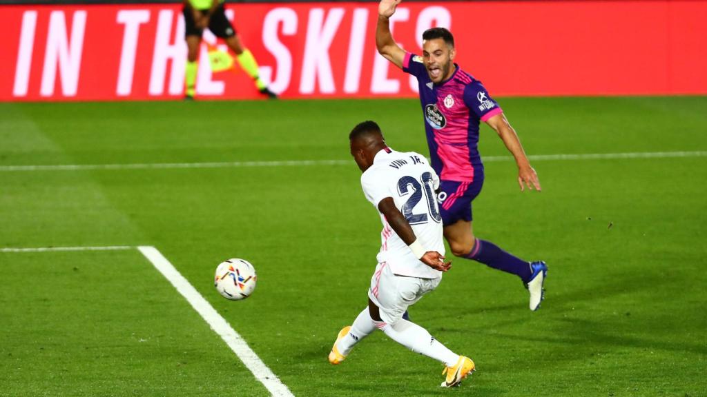 Vinicius Jr dispara el balón dentro de la portería del Real Valladolid