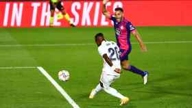 Vinicius Jr dispara el balón dentro de la portería del Real Valladolid