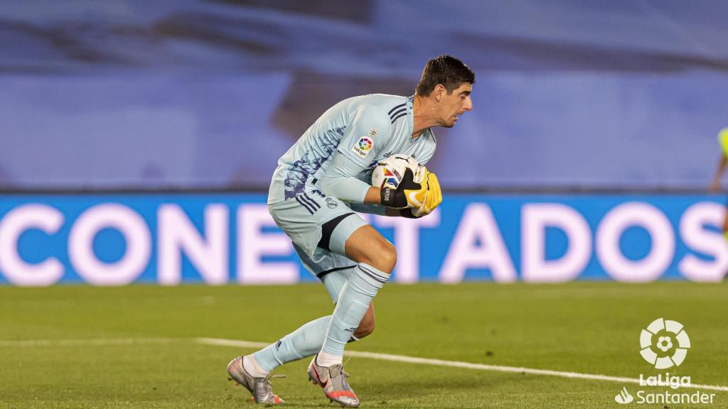 Courtois detiene el balón tras un disparo de un jugador del Real Valladolid