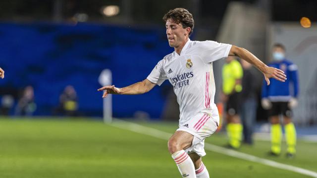 Álvaro Odriozola contra el balón y busca un compañero