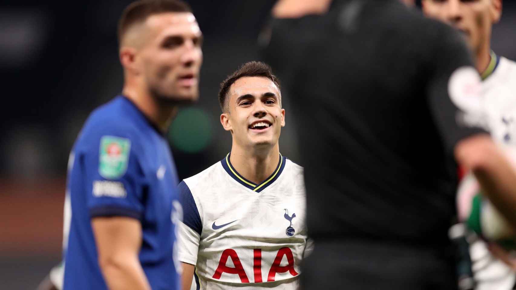 Reguilón sonriendo durante el duelo entre el Tottenham y el Chelsea