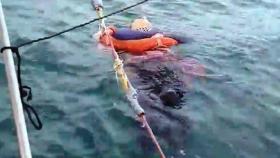 La mujer fue rescatada por unos pescadores