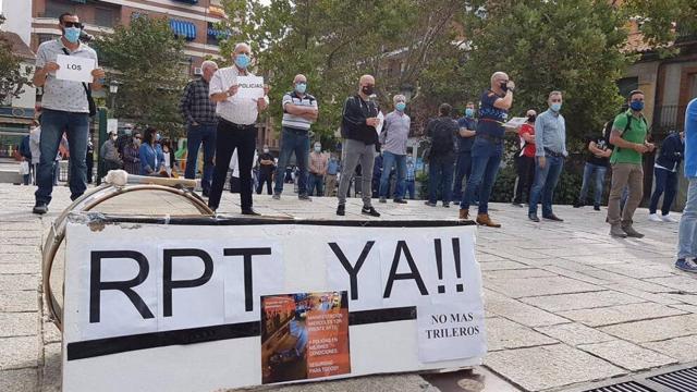 Un grupo de agentes se ha concentrado frente al Ayuntamiento de Puertollano