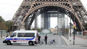 Agentes en el perímetro de la Torre Eiffel.