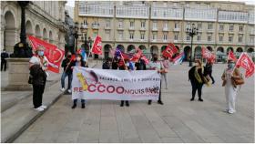Trabajadores y miembros  de CCOO protestan en María Pita.