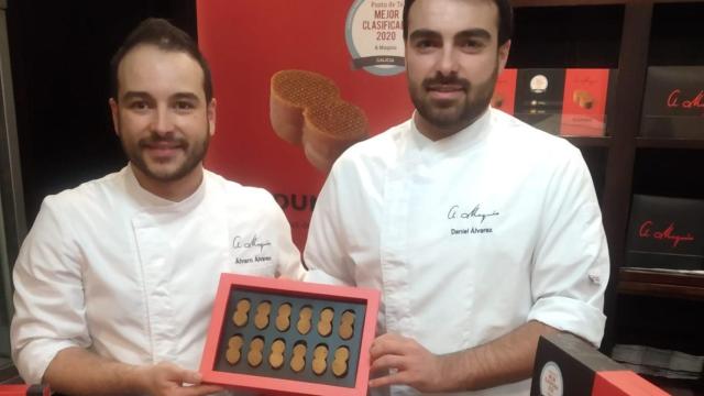 Los chefs pasteleros de Maquía muestran la pasta galardona