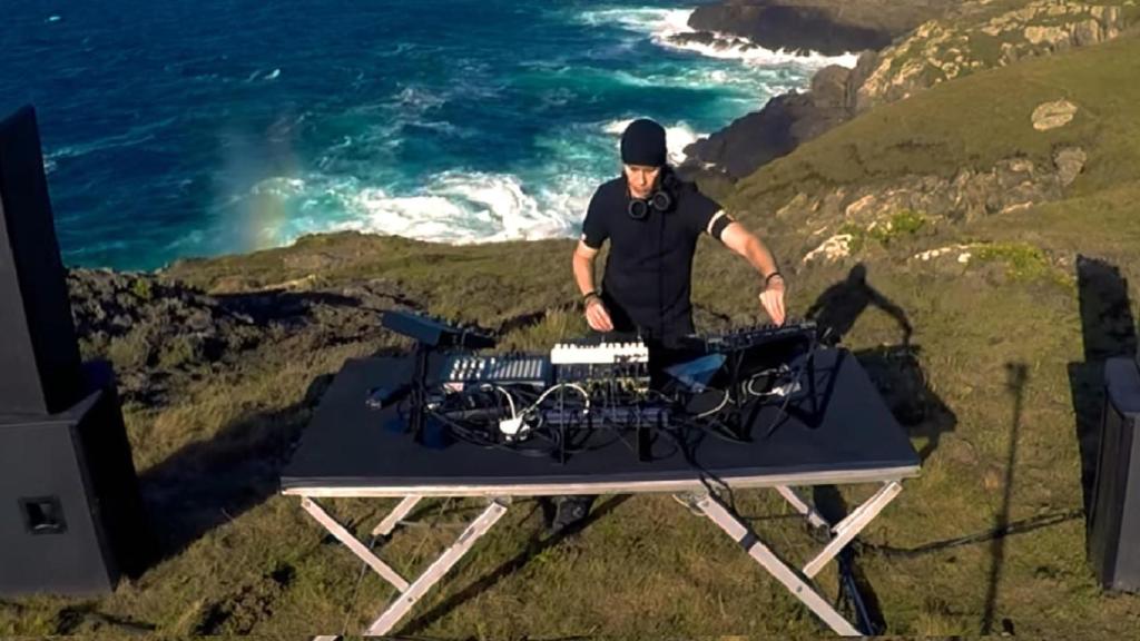 Un momento del videoclip de David Meiser grabado en la Costa de Dexo, en Oleiros (A Coruña).