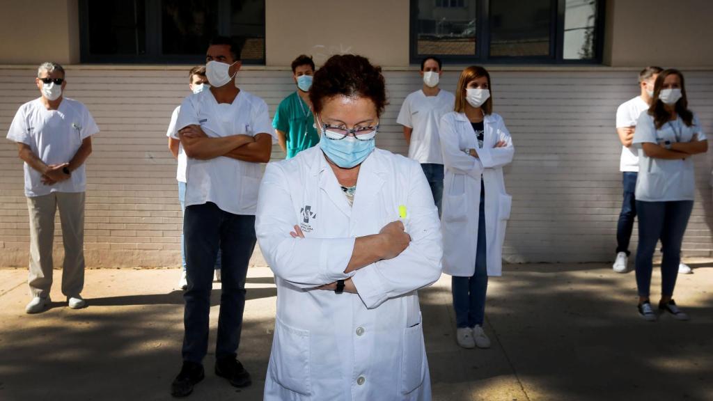 Un grupo de médicos manifestándose.