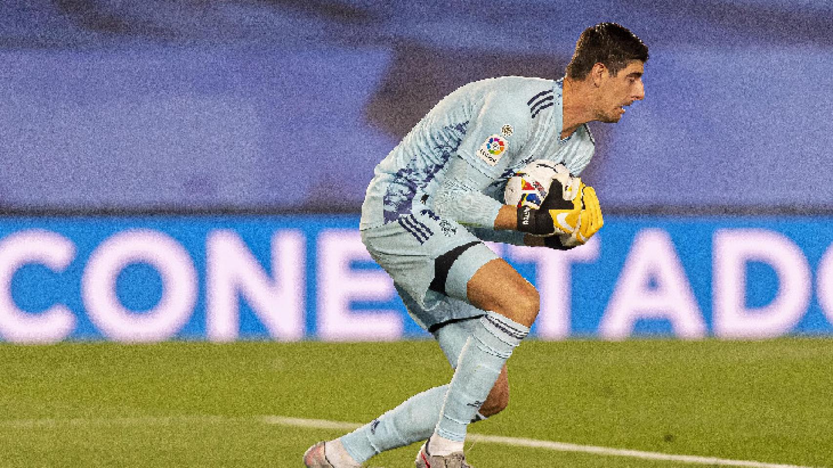 Courtois atrapando un balón