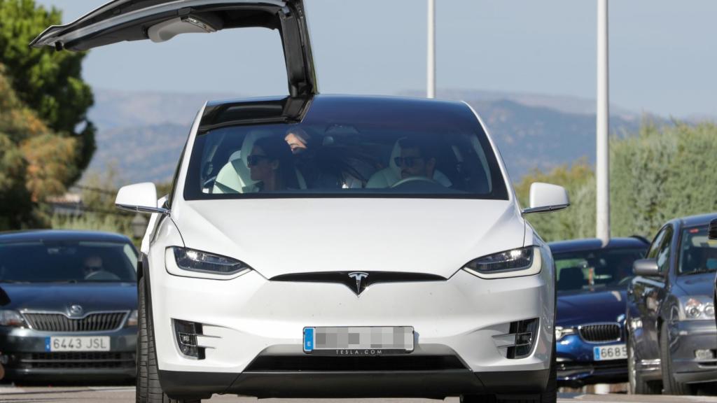 Paula Echevarría  y Miguel Torres recogen a Daniela del colegio en un Tesla Model X.