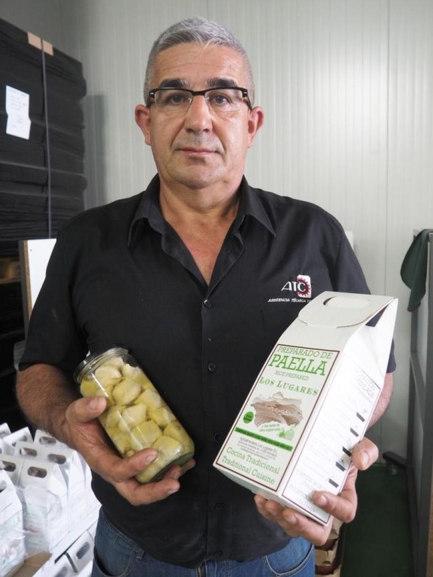 El empresario José Antonio Capitán con dos artículos producidos por su empresa, Agroalimentación Los Lugares.