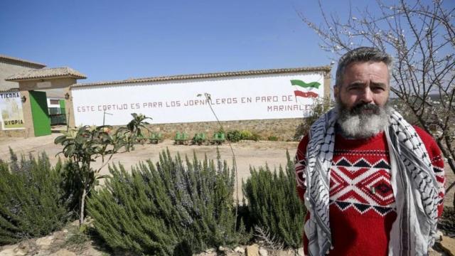 El alcalde comunista Sánchez Gordillo con una de los edificios propiedad del Ayuntamiento de Marinaleda.