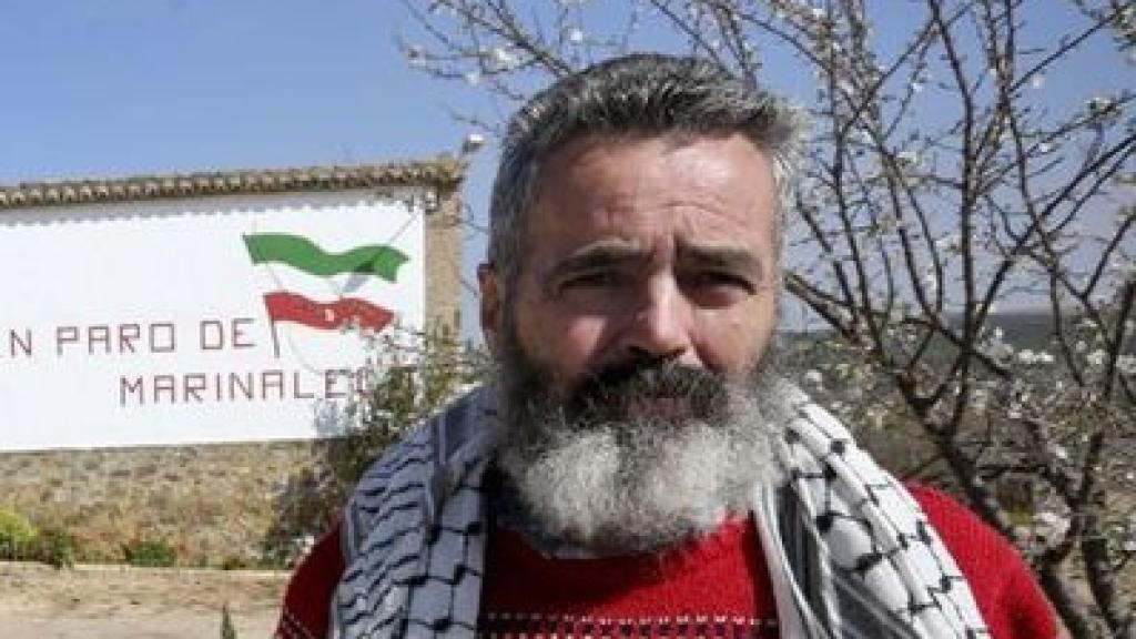 Juan Manuel Sánchez Gordillo en la entrada de la finca El Humoso, ubicado entre las localidades sevillanas de Écija y Marinaleda.