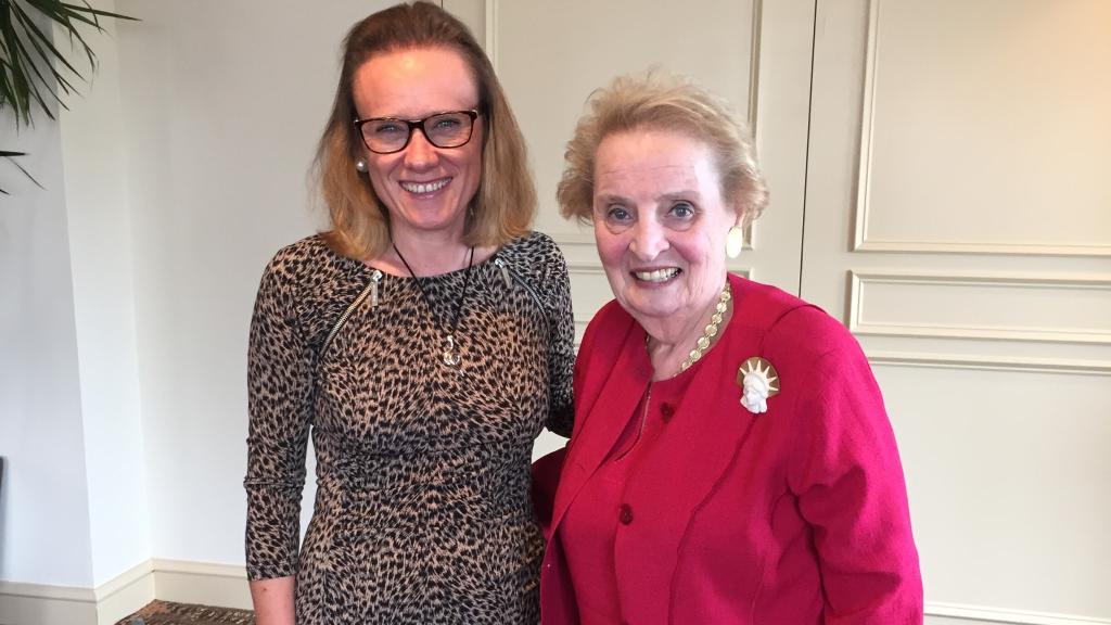 Belén Garijo junto a Madelein Albright, ex secretaria de Estado de Estados Unidos durante el segundo mandato de Bill Clinton.