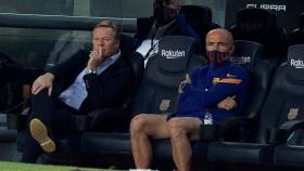 Koeman en el banquillo del FC Barcelona