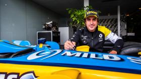 Fernando Alonso y el Renault con el que se proclamó campeón del mundo