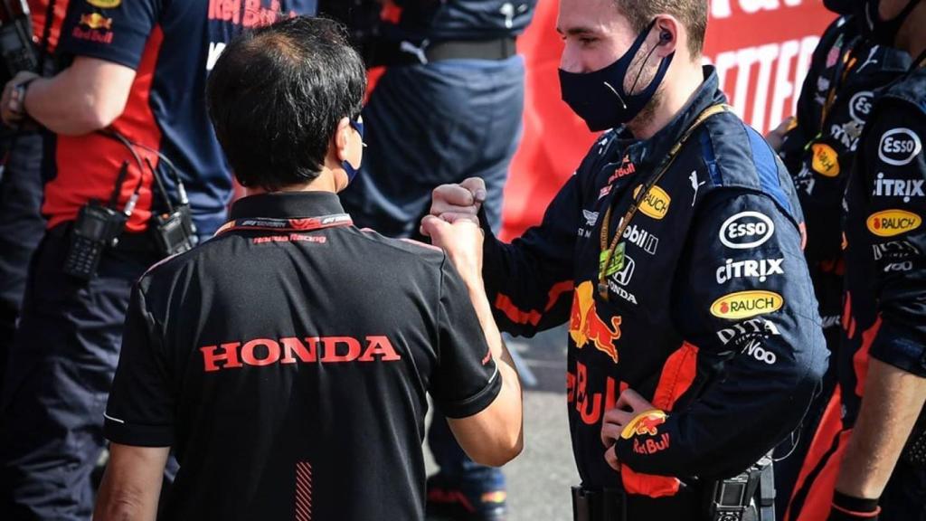 Ingenieros y mecánicos de Honda y Red Bull se felicitan