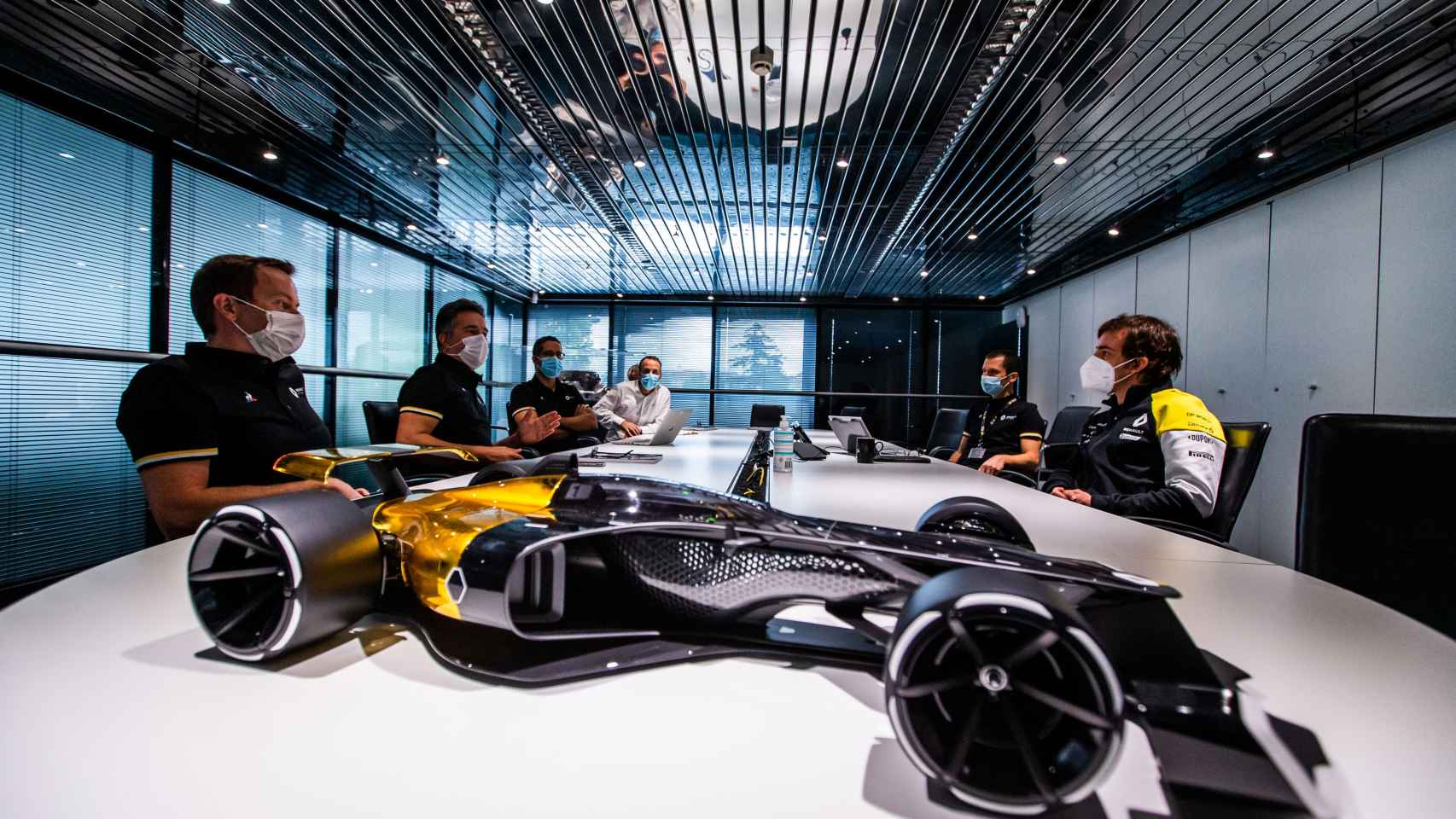 Fernando Alonso en una reunión de Renault en Enstone