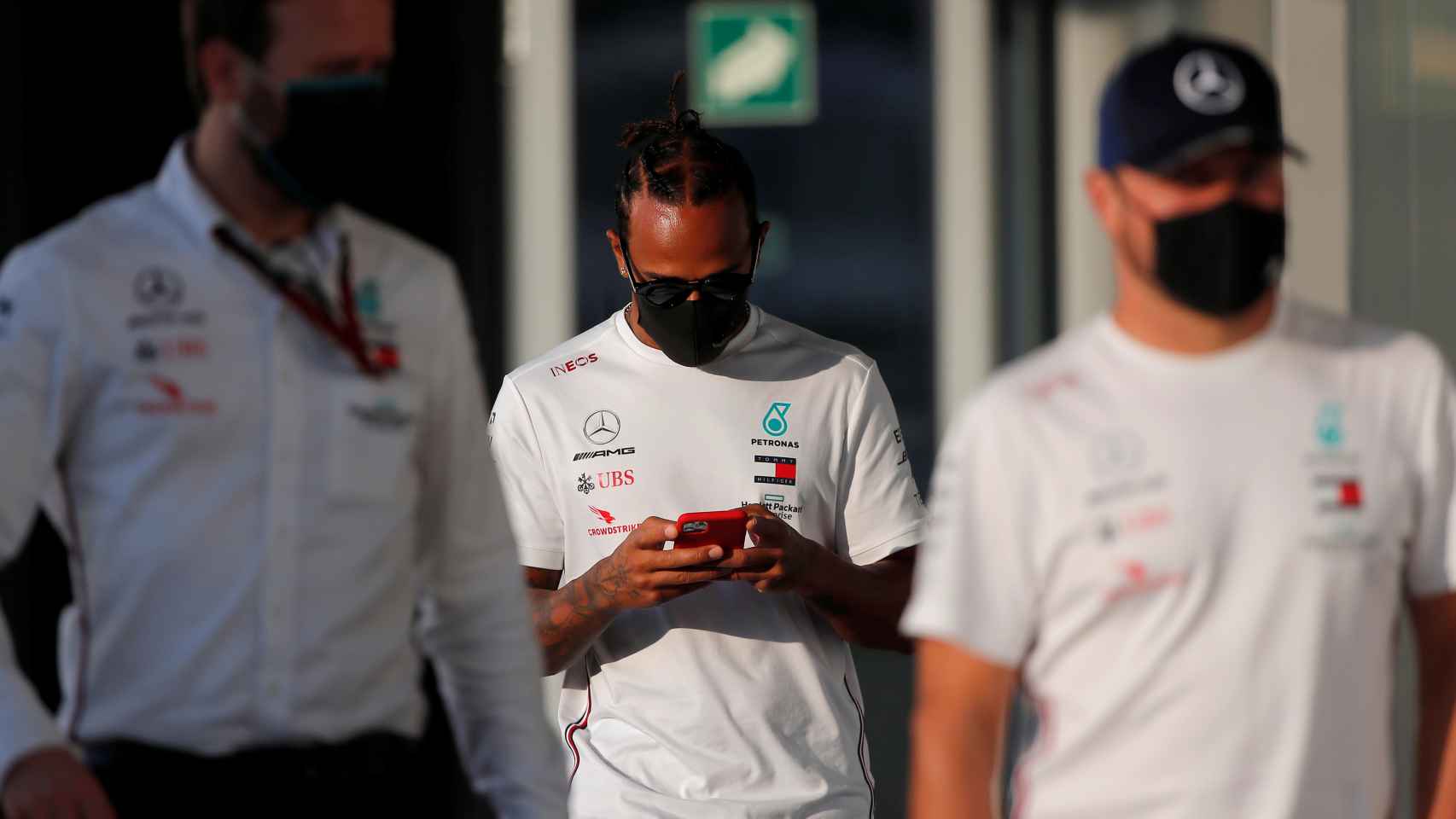 Hamilton junto a gente del equipo Mercedes en el paddock