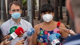 La coordinadora de Adelante Andalucía, Teresa Rodríguez, y el de IU, Toni Valero.