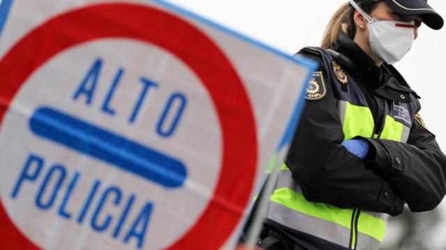 Control de policía durante el estado de alarma. Reuters.