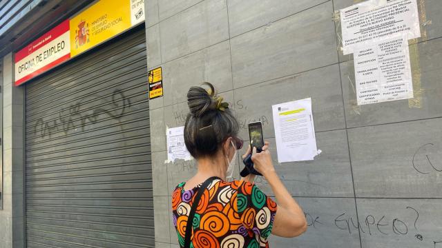 Una mujer ante una oficina del SEPE.