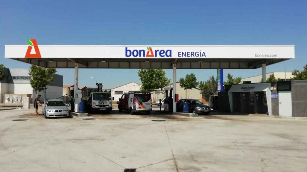 Llenar el depósito en una gasolinera de supermercados y 'low cost' es al menos un 10% más barato