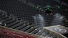 Dron desinfectando un estadio.