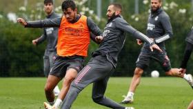 Victor Chust peleando un balón con Benzema