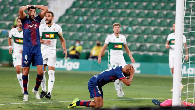 Los jugadores del Huesca se lamentan por fallar una ocasión