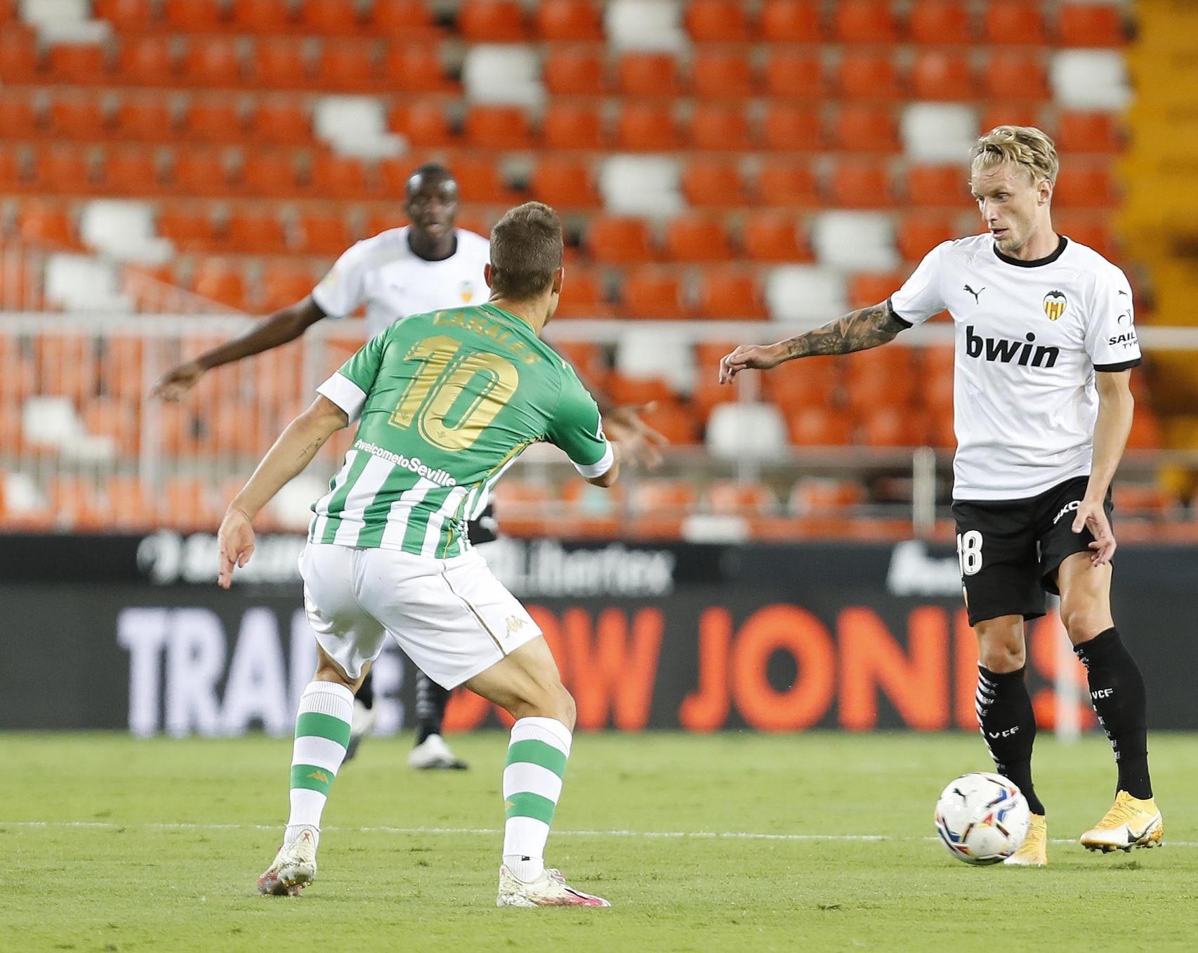 Canales presiona el juego del Valencia