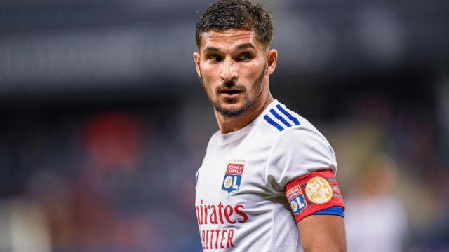 Aouar durante un partido con el Olympique de Lyon