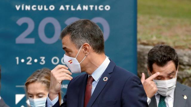 El presidente del Gobierno Pedro Sánchez, junto a la diputada del PP Ana Pastor (i) y el presidente de Andalucía Juanma Moreno (d), a su llegada a la clausura del Foro La Toja 2020.