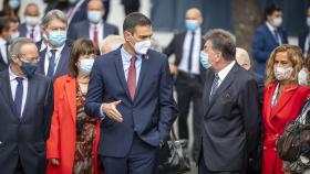 Pedro Sánchez conversando con Amancio López, presidente del Grupo Hotusa, en el Foro La Toja.