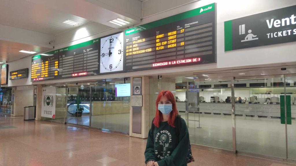 Carla espera en Chamartín al tren que la llevará a su casa, en Valladolid.