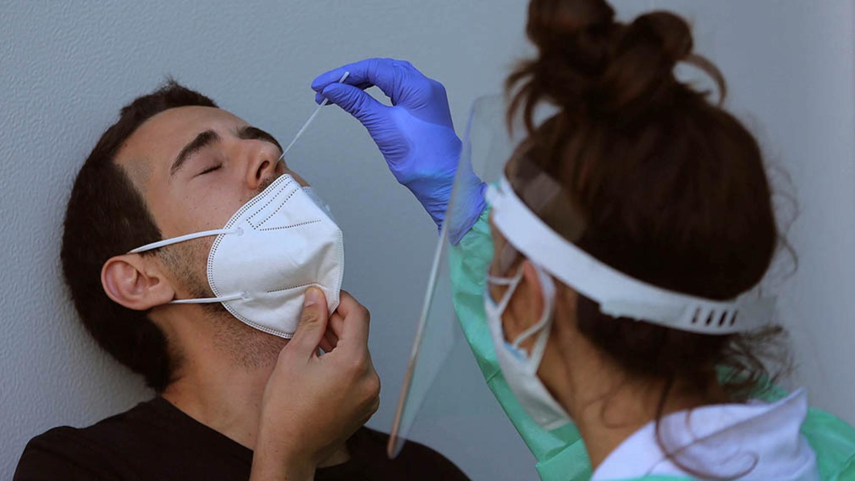 Un hombre sometiéndose a una prueba PCR.